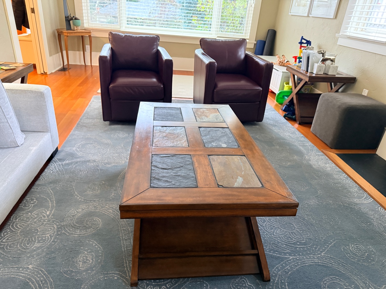 Living room with leather chairs after a clean