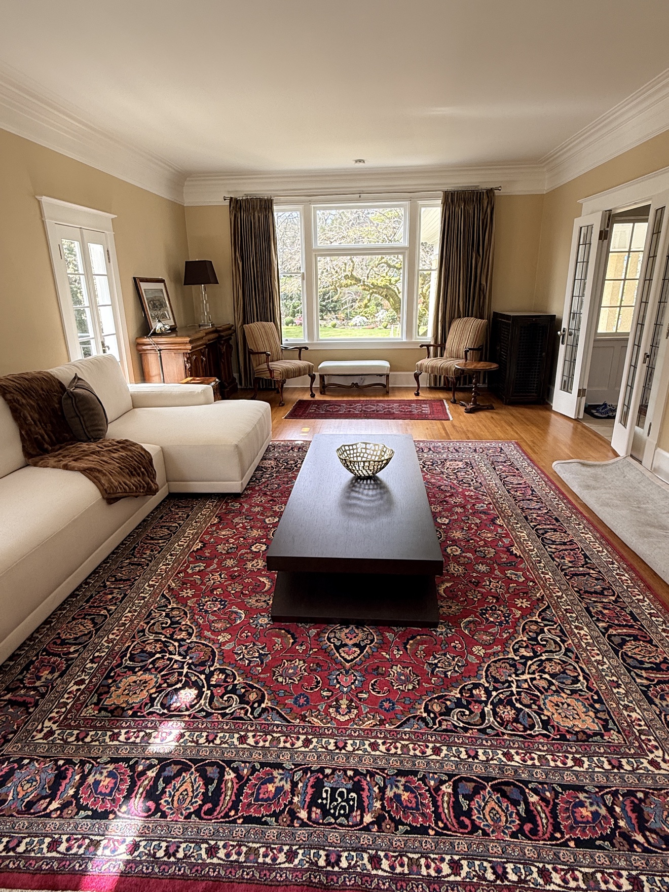 Living room with a red rug after a regular clean